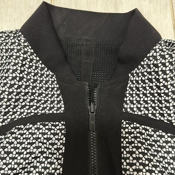 Lululemon 2 reversible bomber jacket black and white new - Picture 2 of 4